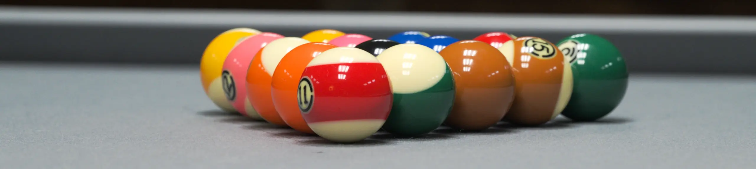 8-Ball Kugeln aufgebaut auf grauem Tuch