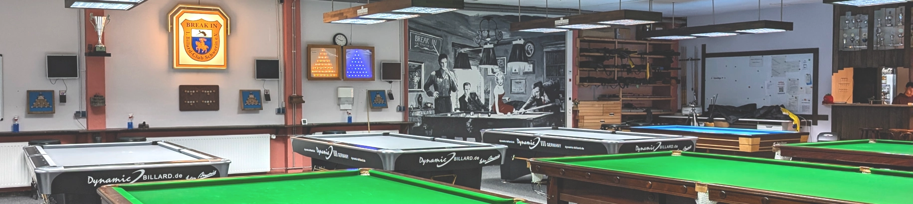 Vereinsheim mit Snooker- und Pool-Tischen und Vereinslogo