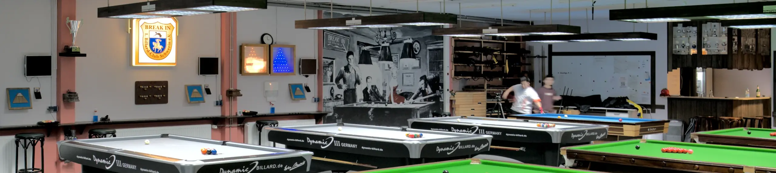 Vereinsheim mit Snooker- und Pool-Tischen und Vereinslogo